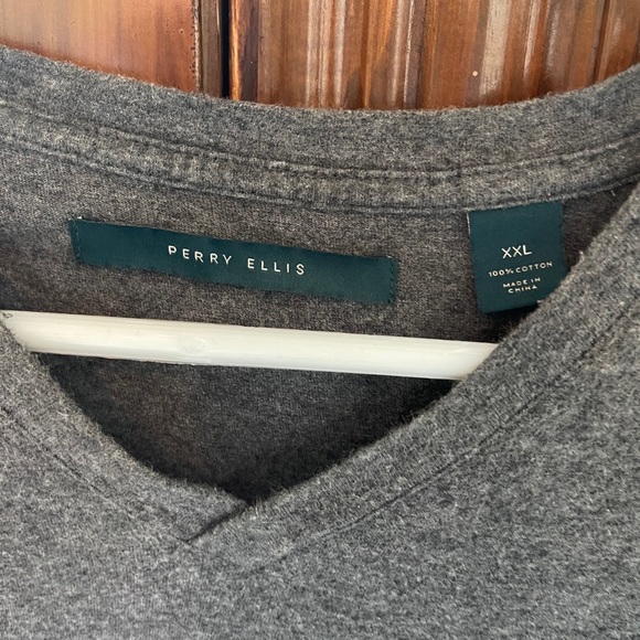 Perry Ellis v neck - Picture 3 of 3